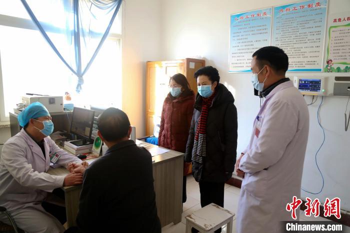 全國(guó)政協(xié)委員戴秀英：村醫(yī)越來(lái)越少，出路在哪？