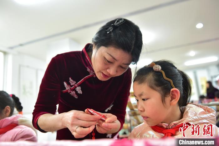 江西省級非遺豫章繡傳承人手把手指導小學生繡制2022年北京冬奧會吉祥物“冰墩墩”形象?！∮髟屏?攝