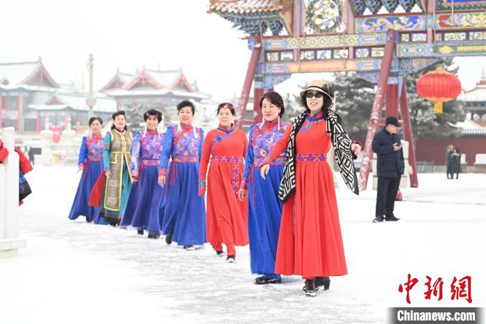 2月13日，老年人在呼和浩特市大召廣場拍照“打卡”?！⑽娜A 攝