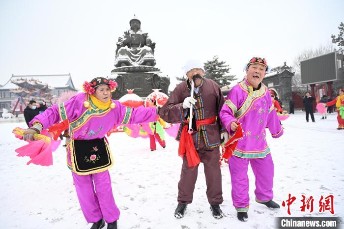 2月13日，秧歌隊在呼和浩特市大召廣場雪中起舞。　劉文華 攝
