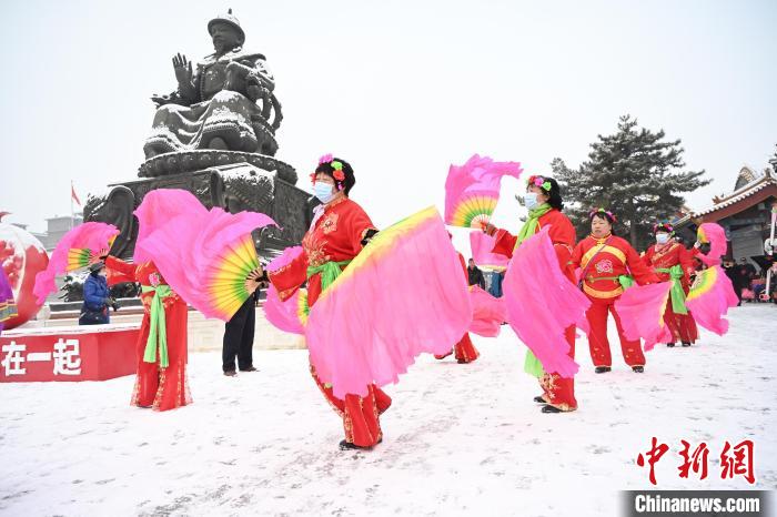 2月13日，秧歌隊在呼和浩特市大召廣場雪中起舞?！⑽娜A 攝