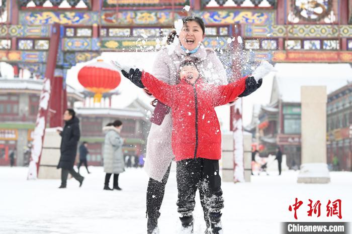 2月13日，家長與小朋友在呼和浩特市大召廣場享雪趣?！⑽娜A 攝