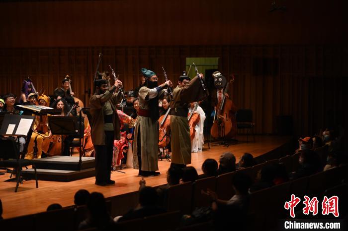 圖為“劉備、關(guān)羽、張飛”亮相音樂會?！∥靼步豁憳穲F供圖