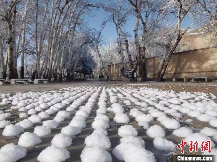 圖為春雪過后的莫高窟美不勝收?！≈鼙笕?攝