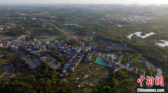 航拍正在建設(shè)中的成都至自貢高速鐵路成都段?！⒅铱?攝