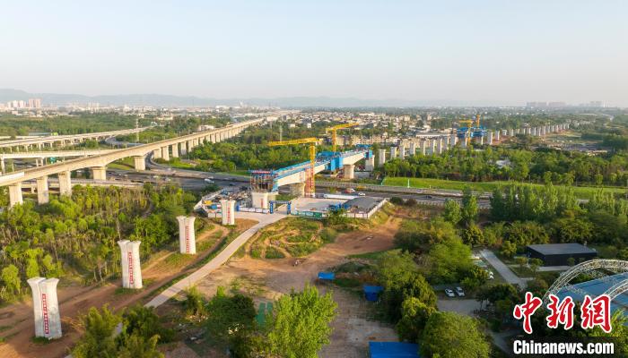 航拍正在建設(shè)的成都至自貢高速鐵路跨成都繞城高速公路連續(xù)梁施工現(xiàn)場。　劉忠俊 攝