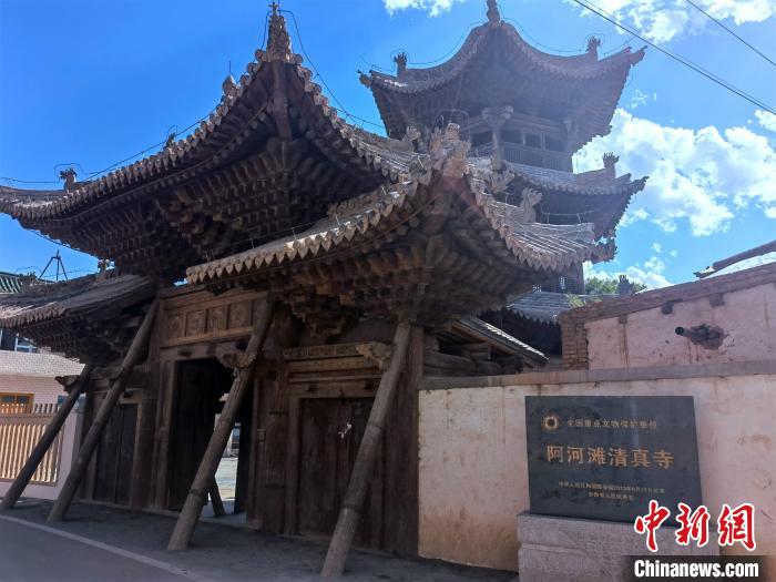 圖為集漢、藏、伊斯蘭風(fēng)格于一體的700年歷史的全國重點(diǎn)保護(hù)文物——阿河灘清真寺?！埡ｖ?攝
