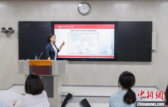 天津師范大學(xué)跨文化與世界文學(xué)研究院院長(zhǎng)、教授郝嵐正在為同學(xué)們上課?！⊥踉谟?攝
