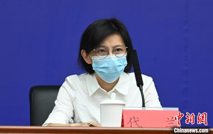 成都市經信局總工程師代蘭?！“苍?攝