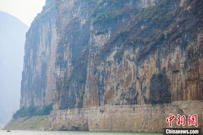圖為瞿塘峽兩岸壯麗景致?！×簹J卿 攝