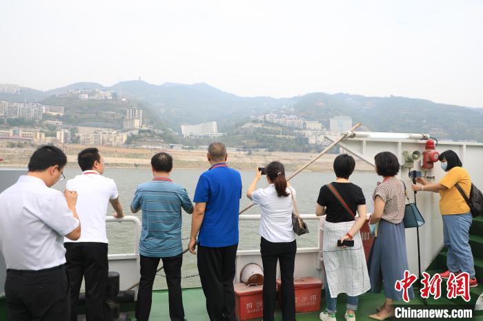 重慶市政協(xié)“同心聚力巴渝行”主題采訪團(tuán)15日走進(jìn)奉節(jié)，了解當(dāng)?shù)卣f(xié)委員護(hù)江成效?！×簹J卿 攝