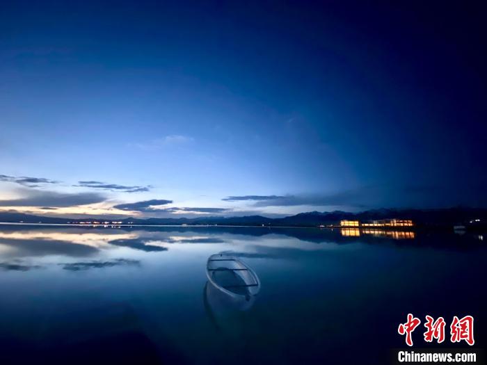 圖為茶卡天空壹號(hào)景區(qū)?！±罱瓕?攝