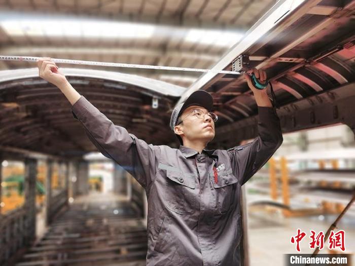 王漢卿在安裝車頂二次骨架吊?！∈茉L者供圖