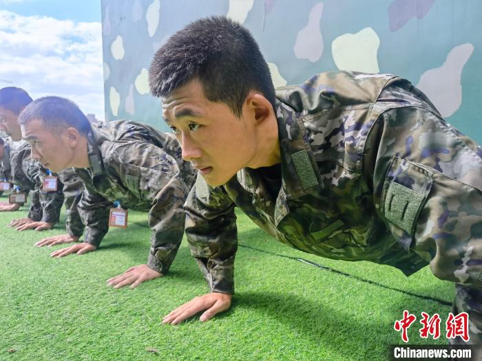 尤云龍正在和戰(zhàn)友進行體能訓(xùn)練?！×志杆?攝