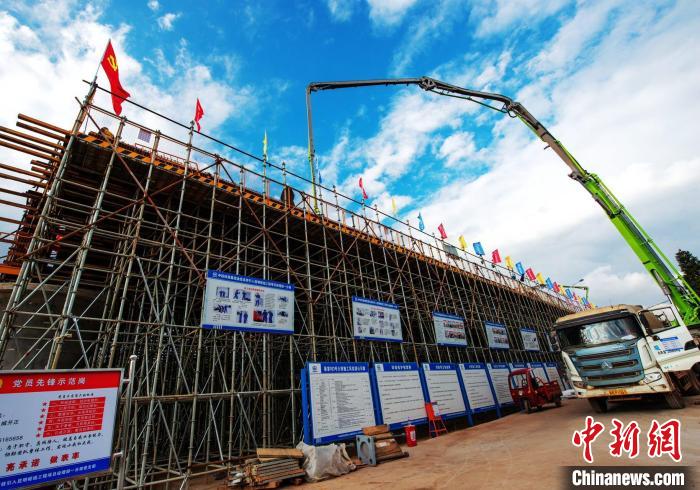 圖為渝昆高鐵云南段境內(nèi)首座大橋連續(xù)梁混凝土澆筑施工現(xiàn)場(chǎng)。　何呂鵬 攝