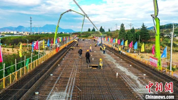 圖為渝昆高鐵云南段境內(nèi)首座大橋連續(xù)梁混凝土澆筑施工現(xiàn)場(chǎng)?！⑽馁F 攝