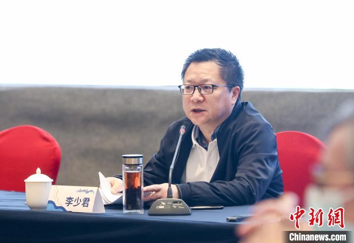 《詩(shī)刊》社主編李少君發(fā)言。　霞浦縣融媒體中心 供圖
