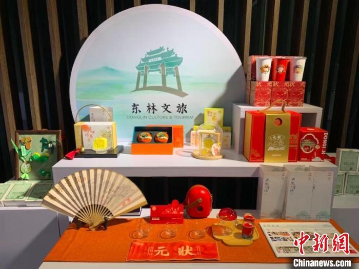 發(fā)展論壇現(xiàn)場(chǎng)展出的無(wú)錫城市文創(chuàng)作品?！O權(quán) 攝