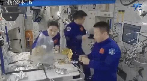 神舟十四號(hào)航天員在軌品嘗美食。圖片來(lái)源：中國(guó)載人航天工程辦公室官方微信