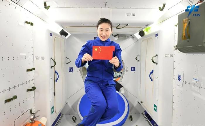 航天員劉洋背后是問(wèn)天實(shí)驗(yàn)艙睡眠區(qū)。圖片來(lái)源：中國(guó)載人航天工程辦公室官方微信
