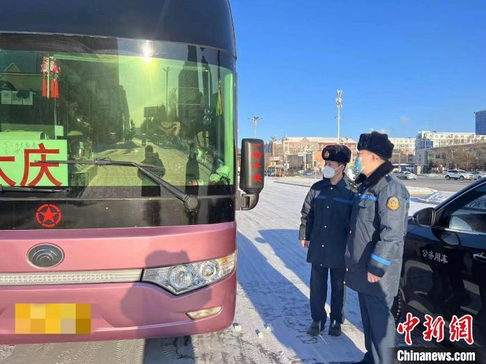 交通執(zhí)法人員檢查客運車輛手續(xù)?！『邶埥〗煌ㄟ\輸廳供圖