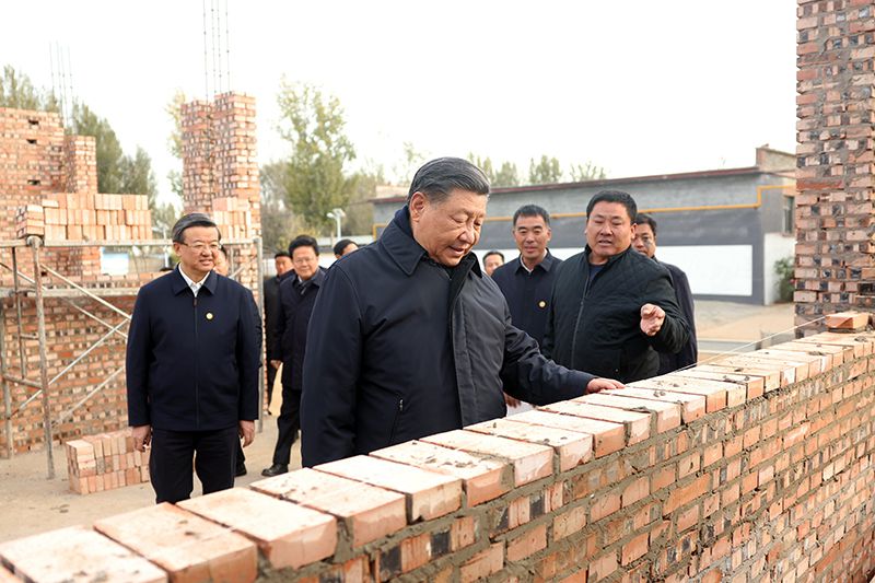 2023年11月10日，習(xí)近平總書(shū)記在河北保定涿州市刁窩鎮(zhèn)萬(wàn)全莊村房屋重建施工現(xiàn)場(chǎng)考察。