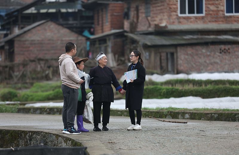 2022年3月24日，在廣西柳州市三江侗族自治縣良口鄉(xiāng)南寨村，紀(jì)檢監(jiān)察干部(右一、左一)在了解惠農(nóng)政策落實(shí)情況。