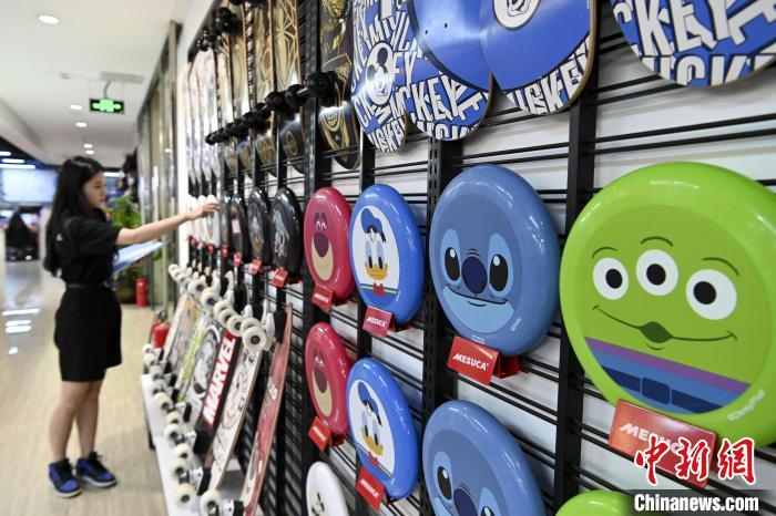 葉偉倫的體育用品公司推出了一系列IP授權(quán)款?！￡愺K旻　攝