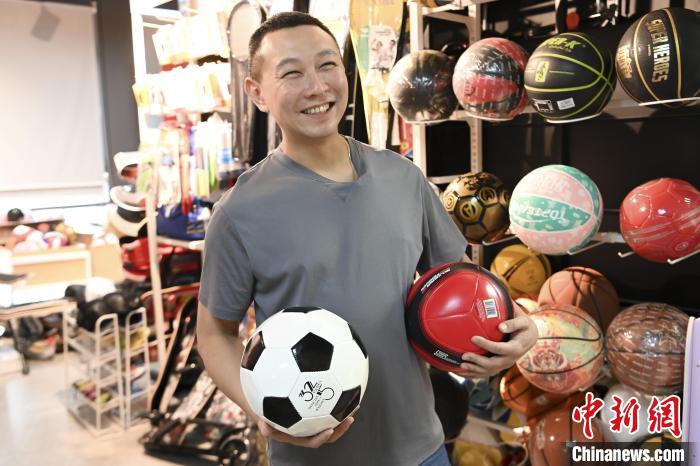 葉偉倫講述葉家在內(nèi)地的發(fā)展史，其中足球是他們家引以為傲的一個產(chǎn)品?！￡愺K旻 攝