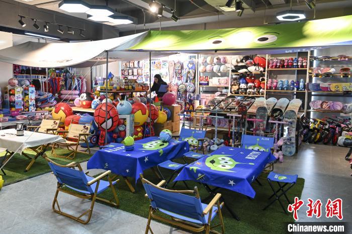 葉偉倫的體育用品公司推出了一系列產(chǎn)品?！￡愺K旻 攝