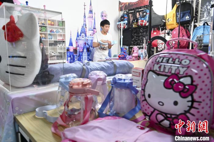 葉偉倫公司員工通過網(wǎng)絡(luò)直播方式銷售產(chǎn)品?！￡愺K旻 攝