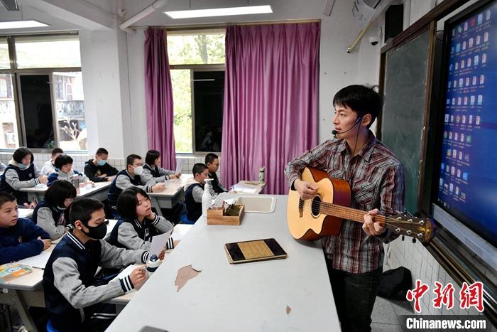 圖為3月16日，張家豪在福建福州延安中學(xué)教學(xué)。 <a target='_blank' href='/'><p  align=