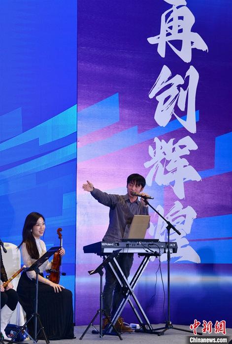 圖為3月9日，福建福州，張家豪(右)與林佳臻在臺上演出。 <a target='_blank' href='/'><p  align=