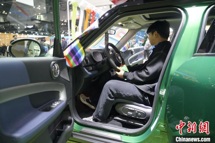 圖為觀眾在展會試駕車輛。　劉旭 攝