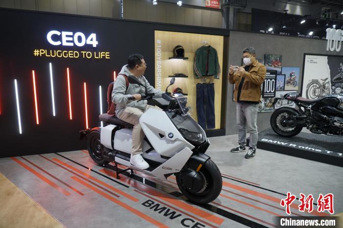 圖為觀眾在展會試駕車輛。　劉旭 攝