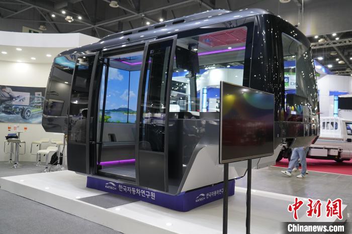 圖為展會上展示的無人駕駛移動出行工具。　劉旭 攝