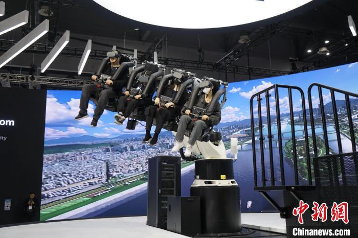 圖為觀眾在展會模擬體驗未來城市空中移動出行方式?！⑿?攝