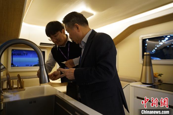 圖為參展商向觀眾介紹房車內(nèi)部設(shè)計?！⑿?攝