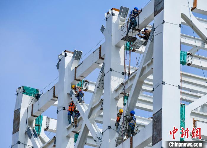 圖為海南商業(yè)航天發(fā)射場(chǎng)1號(hào)工位建設(shè)現(xiàn)場(chǎng)，工人正緊鑼密鼓施工?！●樤骑w 攝