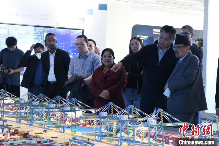 駐華使節(jié)和外交官參訪北部灣港智慧港口創(chuàng)新中心?！￡惽锵?攝