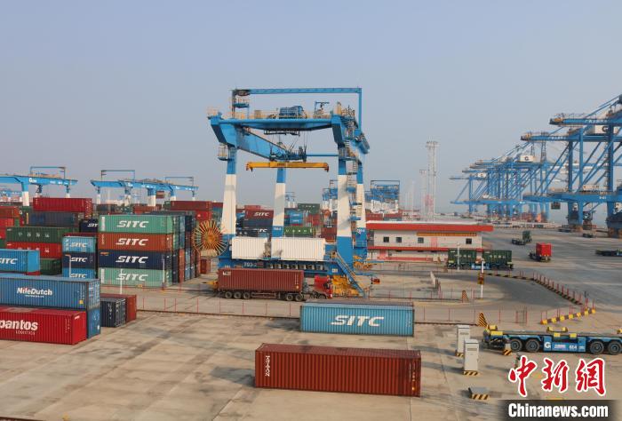 北部灣港欽州自動化集裝箱碼頭?！￡惽锵?攝