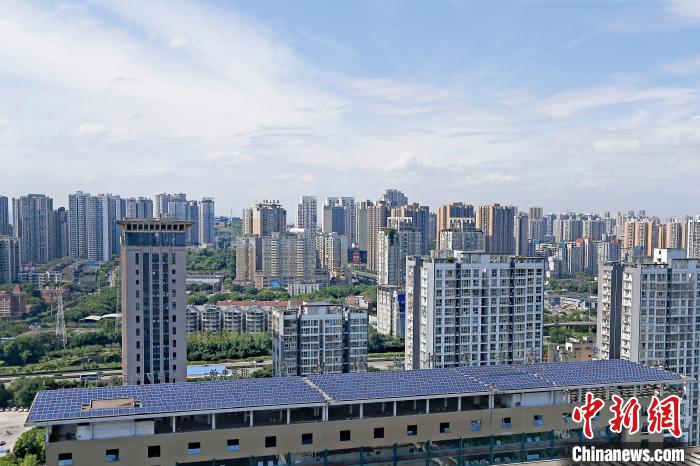 圖為輝騰能源在重慶市九龍坡區(qū)留學生創(chuàng)業(yè)園屋頂建設的光伏發(fā)電示范項目?！∈茉L企業(yè)供圖