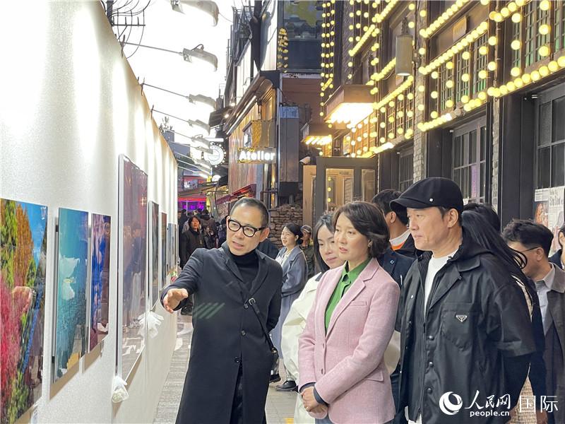 韓國中小風(fēng)險企業(yè)部長官李永參觀梨泰院街頭藝術(shù)展。實習(xí)生 許鵬飛攝