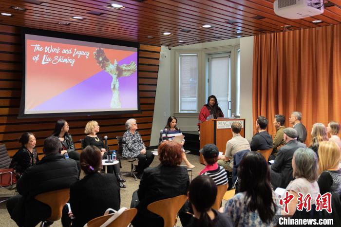 4月11日，紐約市立大學(xué)麥考利榮譽(yù)學(xué)院院長達(dá)拉·伯恩主持劉士銘雕塑作品《想飛的人》收藏揭幕儀式?！⑹裤懰囆g(shù)基金會 供圖