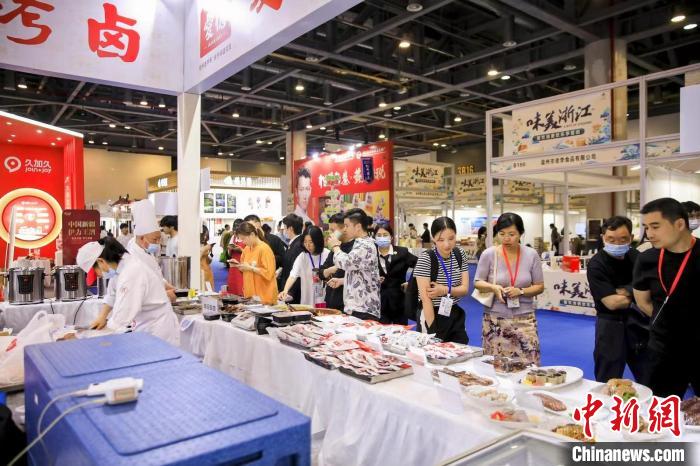 活動現(xiàn)場人頭攢動?！≌憬∩虅諒d 供圖