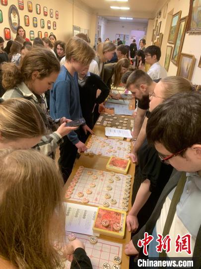 4月21日，莫斯科國立語言大學(xué)孔子學(xué)院附屬中學(xué)舉辦“國際中文日”活動，學(xué)生們學(xué)習(xí)中國象棋?！∧箍茋⒄Z言大學(xué)孔子學(xué)院 供圖