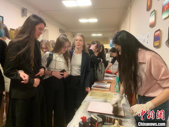 4月21日，莫斯科國立語言大學(xué)孔子學(xué)院附屬中學(xué)舉辦“國際中文日”活動，學(xué)生們體驗雕版印刷。　莫斯科國立語言大學(xué)孔子學(xué)院 供圖
