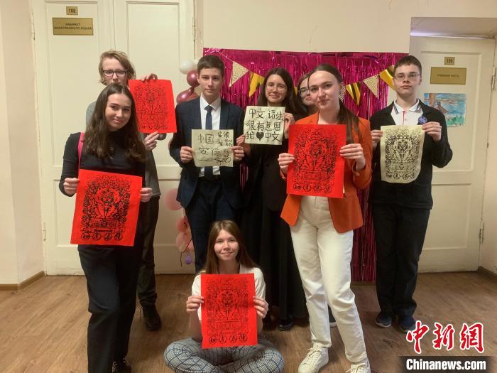 4月21日，莫斯科國立語言大學(xué)孔子學(xué)院附屬中學(xué)舉辦“國際中文日”活動，學(xué)生們展示自己的學(xué)習(xí)成果。　莫斯科國立語言大學(xué)孔子學(xué)院 供圖