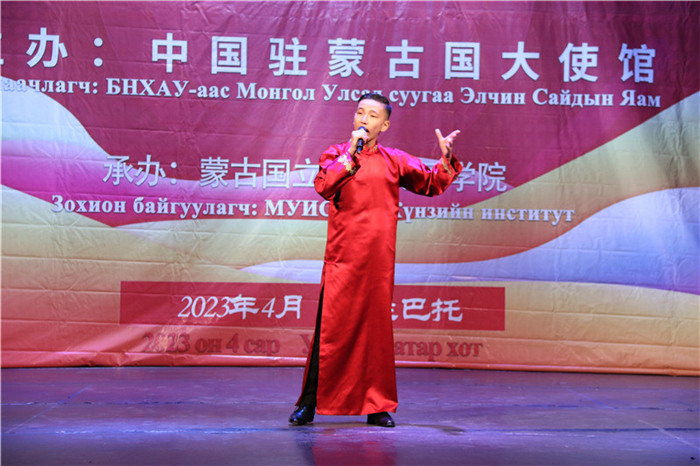 一等獎(jiǎng)選手賀希格中學(xué)的包勒爾德表演貫口《玲瓏塔》。蒙古國(guó)立大學(xué)孔子學(xué)院供圖