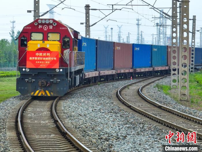 中歐班列長(zhǎng)安號(hào)俄羅斯菜籽油回程石羊集團(tuán)專(zhuān)列順利抵達(dá)西安國(guó)際港站。　西安國(guó)際港務(wù)區(qū)供圖